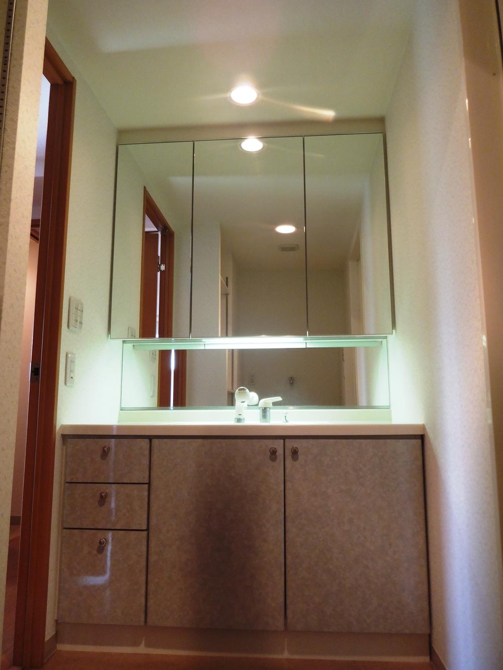 Wash basin, toilet. Indoor (10 May 2013) Shooting