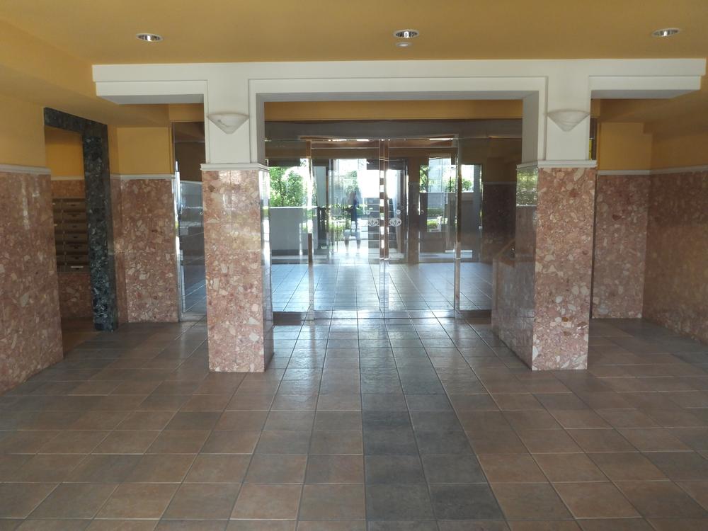 Entrance. Common areas