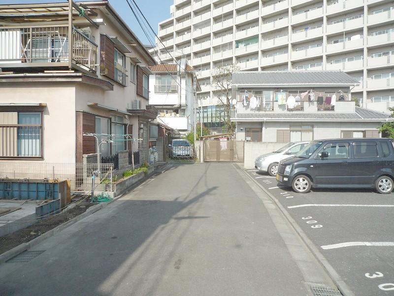 Local photos, including front road. Location