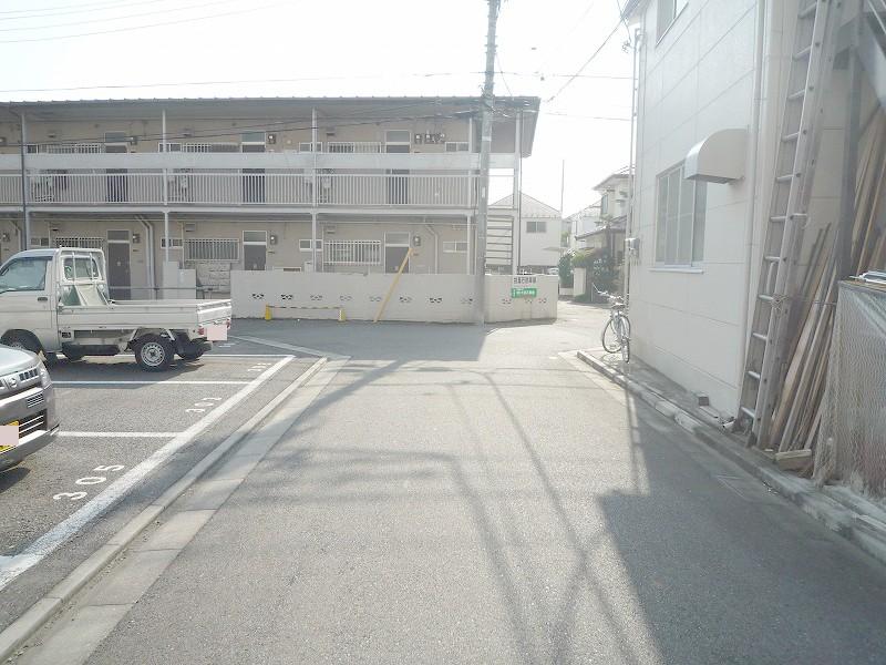 Local photos, including front road. Location