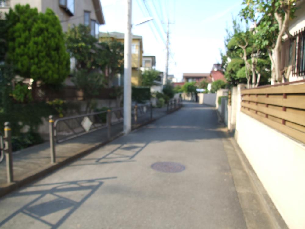 Local photos, including front road. Easy front road to and out of the car!