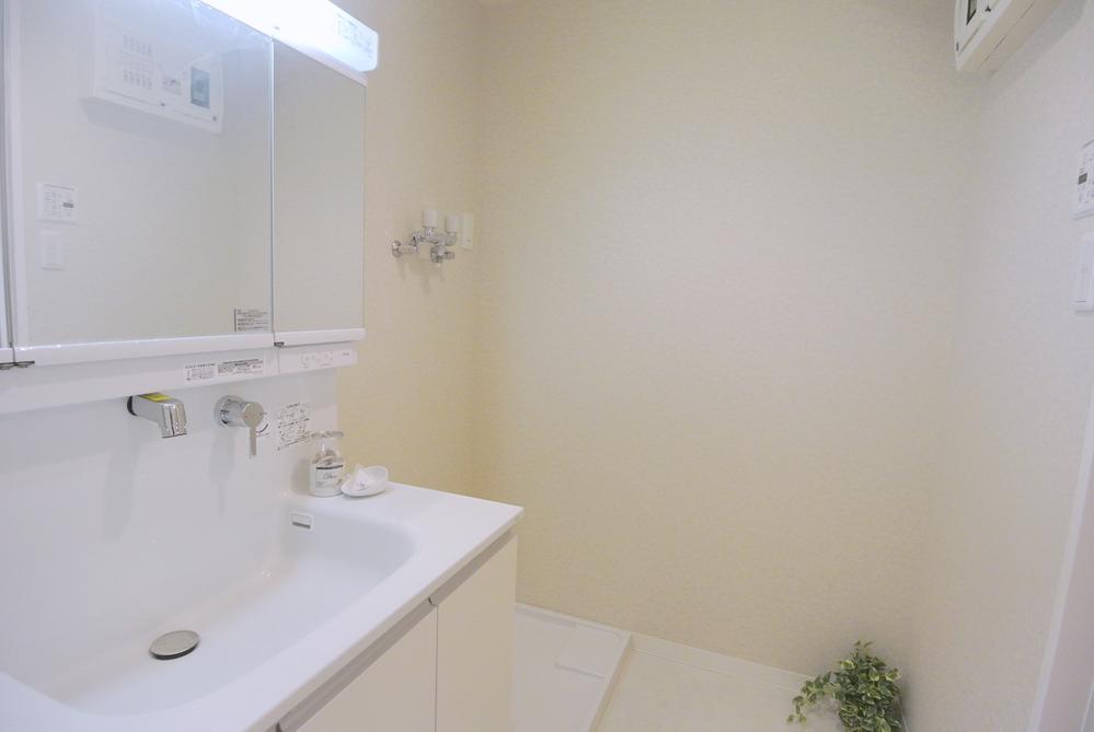 Wash basin, toilet. Selling local