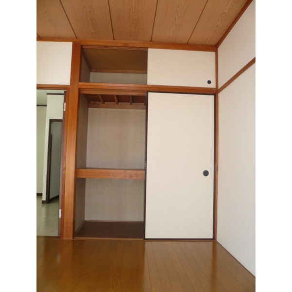 Receipt. You can use a wide room in the closet with upper closet! !