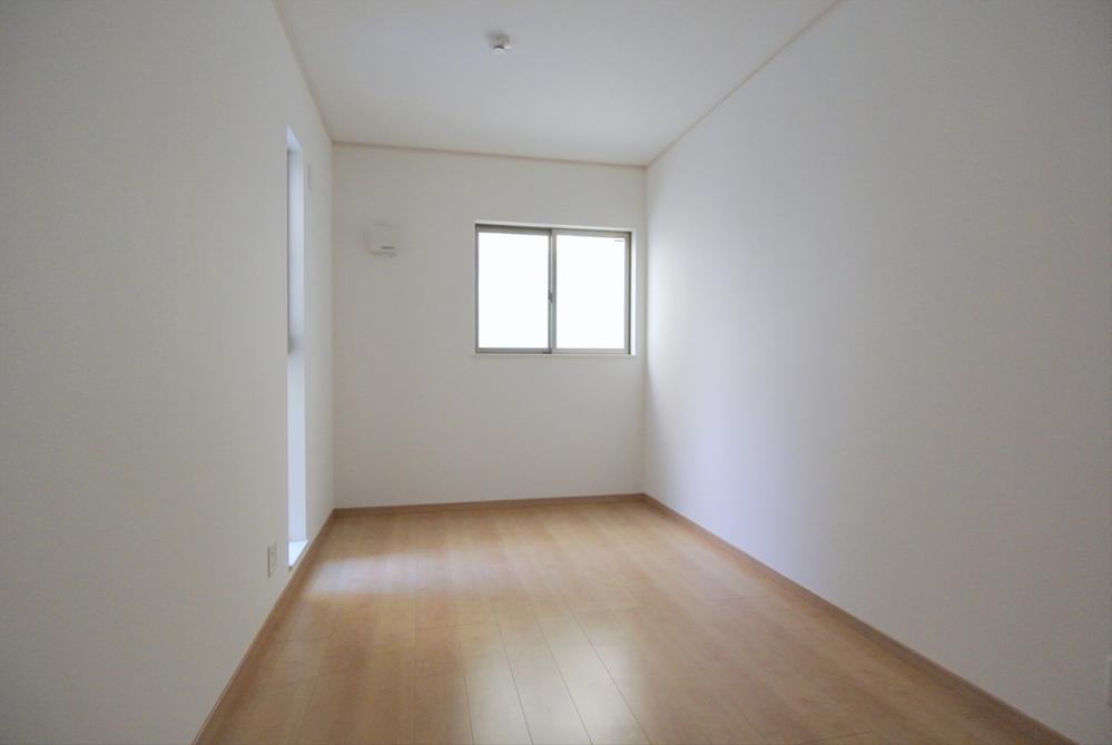 Non-living room. Selling local