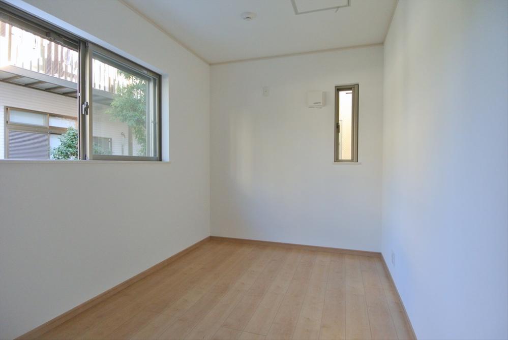 Non-living room. Selling local