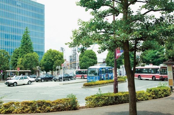  [Adjacent to the front of the station rotary] Local is, Adjacent to Chofu Station south exit rotary (above). From the bus stop in the Rotary, Including "Seijogakuenmae Nishiguchi Line," "Futakotamagawa Station line" "Shibuya Station Line", You can take a bus to the various fields