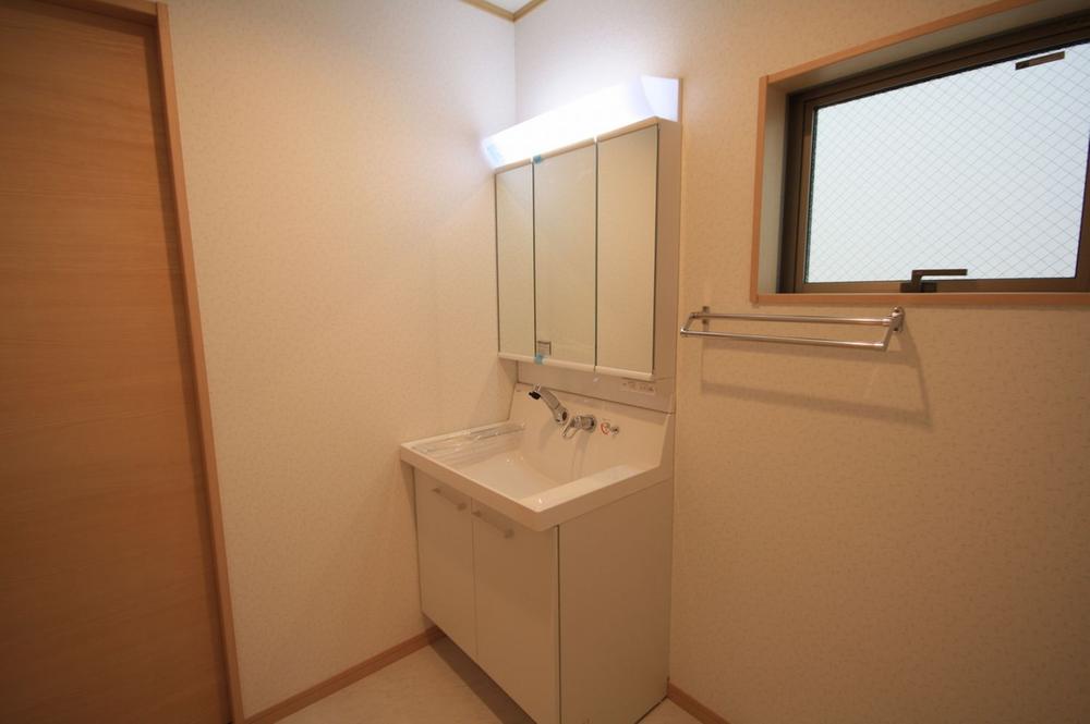 Wash basin, toilet. Seller same specifications