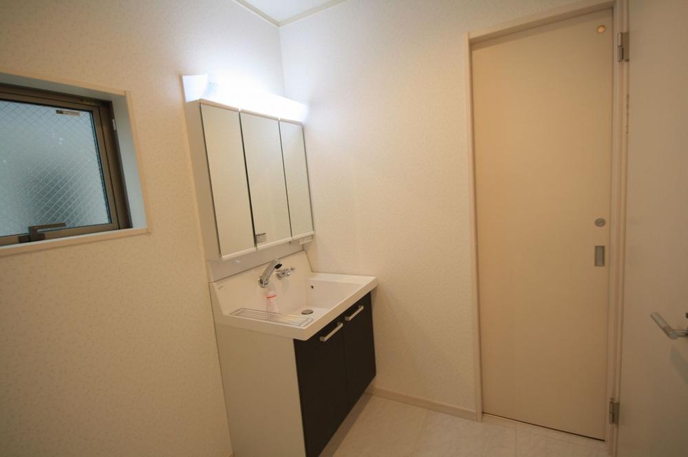 Wash basin, toilet. Seller same specifications