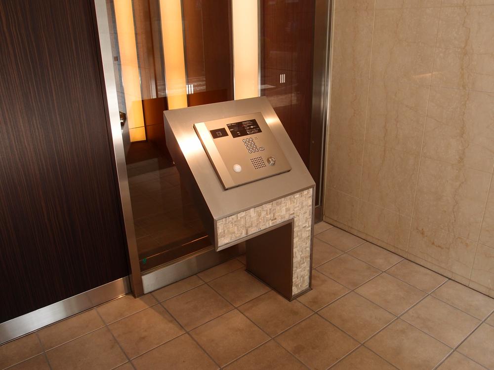 Entrance. Common areas