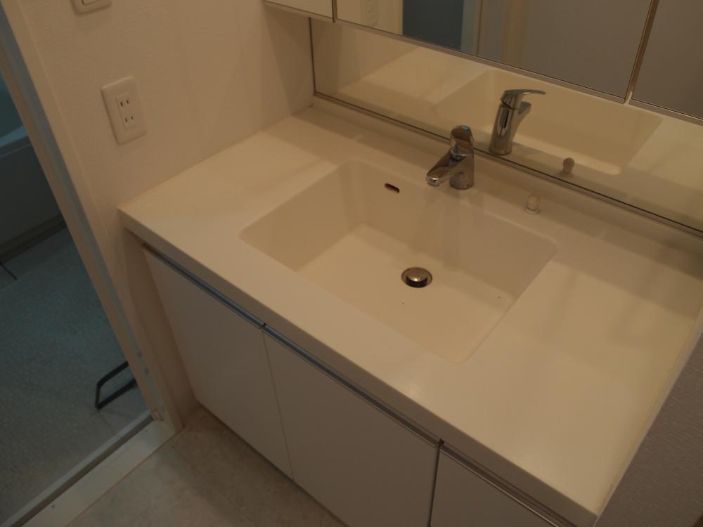 Wash basin, toilet. Indoor (12 May 2013) Shooting