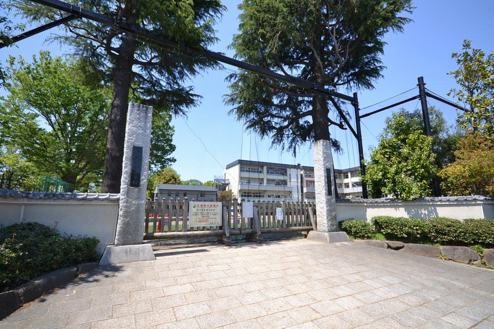 Primary school. Municipal Jindaiji elementary school