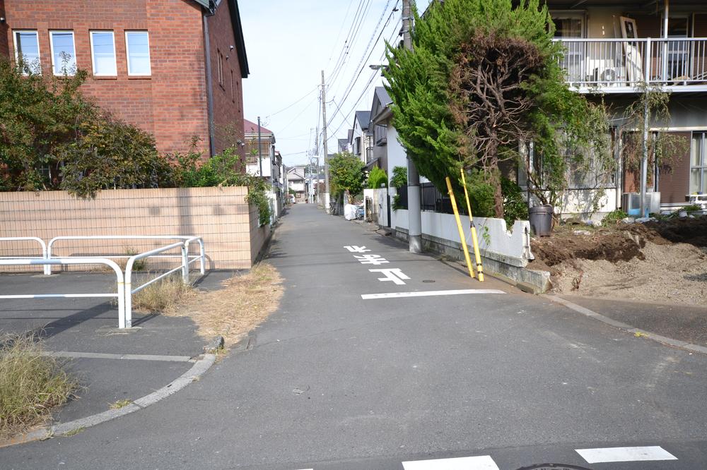 Local photos, including front road. Local (11 May 2012) shooting