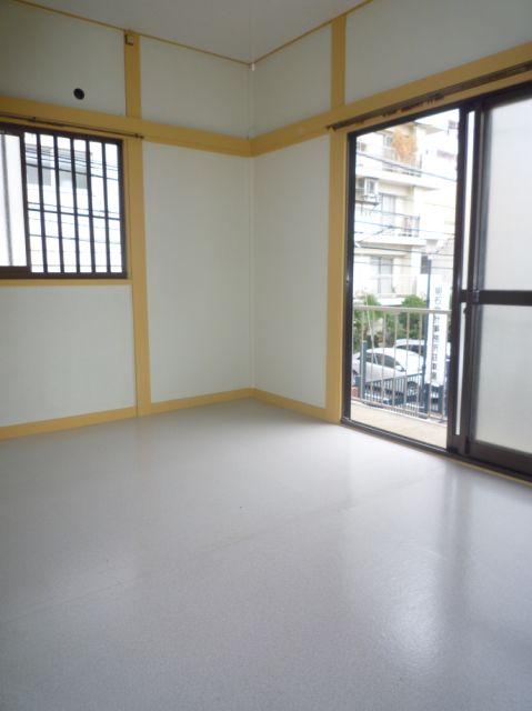 Living and room. Corner room two-sided lighting!