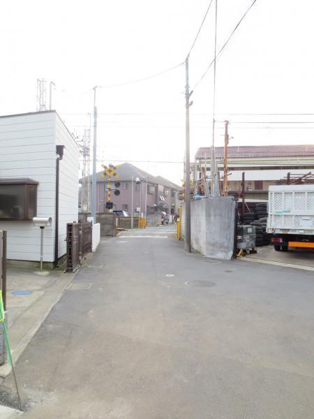 Local photos, including front road. Local front road