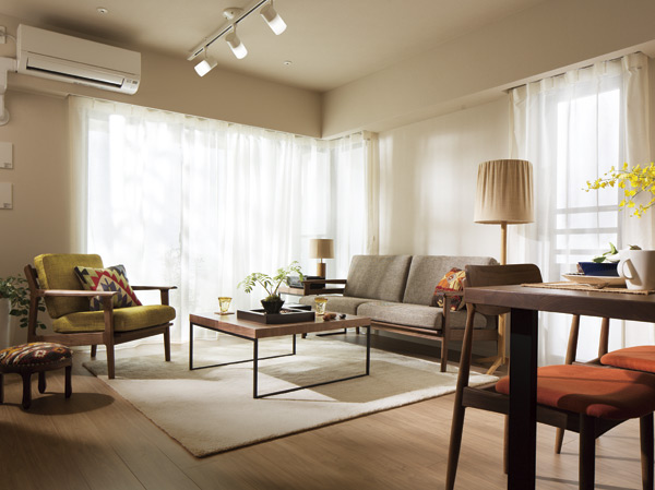 Living.  [living ・ dining] Dancing sunlight on two corner window, Bright and invigorating living space.