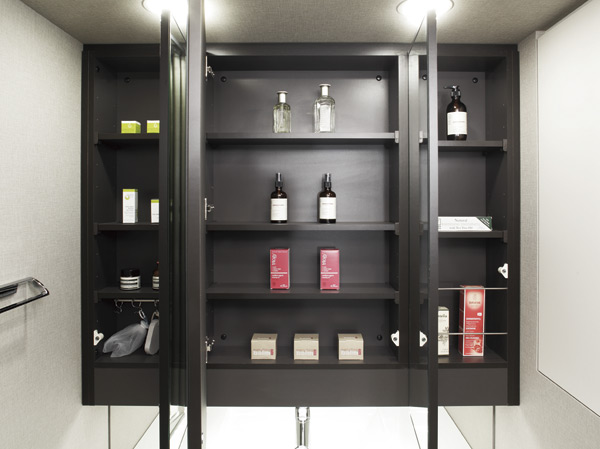 Bathing-wash room.  [Three-sided mirror] On the back side of the large triple mirror, Toothbrush and cosmetics, You can store small items, etc.. Under the shelf it was installed lighting to illuminate the hand.
