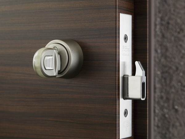 Security.  [Crime prevention type thumb turn ・ Sickle Ted bolt lock] Adopted a crime prevention type thumb which has been subjected to thumb turning measures at the door lock. In addition we established a strong sickle dead bolt to pry. (Same specifications)