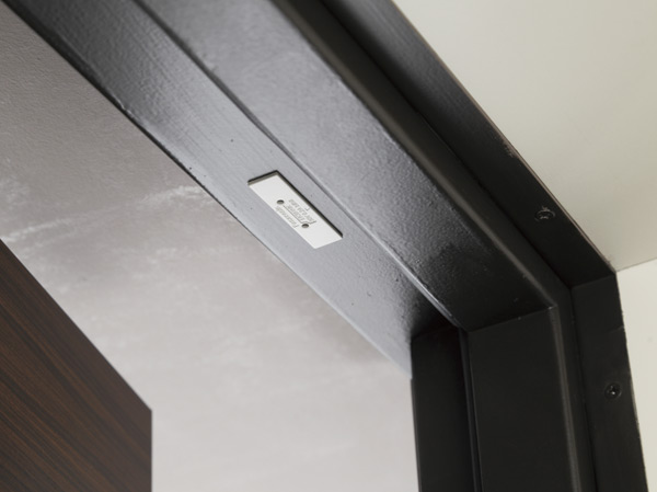 Security.  [Security sensors] Installing the security sensors at the entrance door of all dwelling units. An alarm sounds and the management office, And simultaneous report to the security company. (Same specifications)