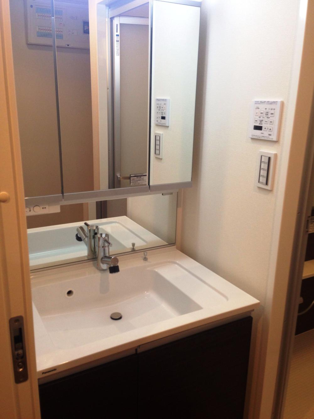 Wash basin, toilet. Indoor (12 May 2013) Shooting
