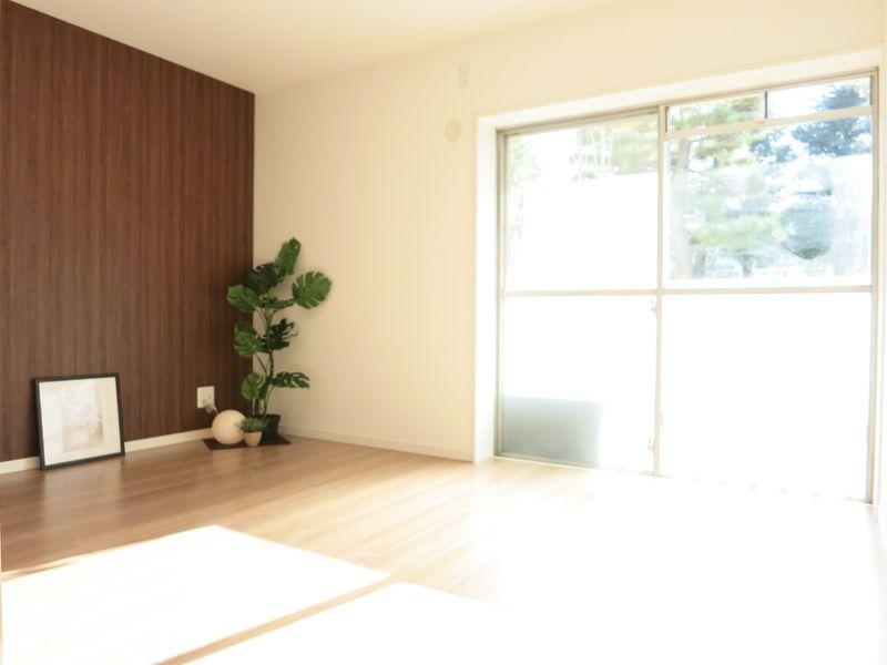 Living. ~ November 15, the interior has been completed ~ Furnished Property. Is a positive per good on the south-facing. Each room storage has been enhanced.