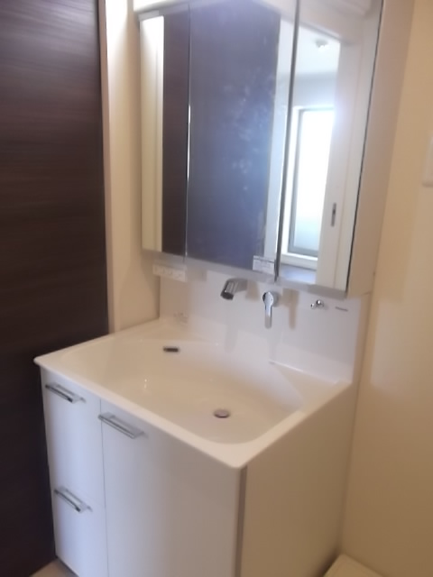 Washroom. Specification image