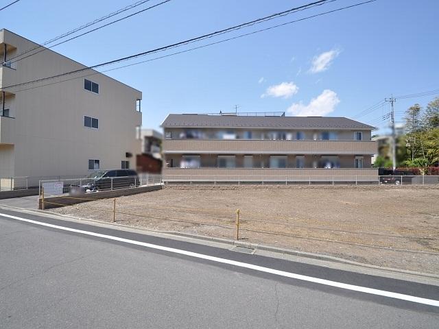 Local land photo. No. B land (on the left) Vacant lot