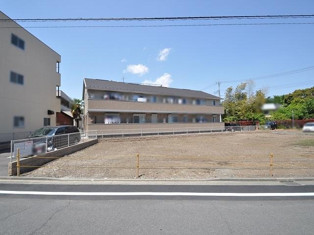 Local land photo. No. B land (on the left) Vacant lot
