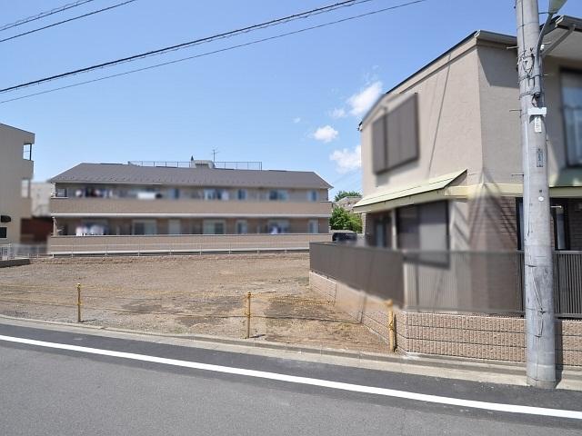 Local land photo. A No. land (on the right) Vacant lot