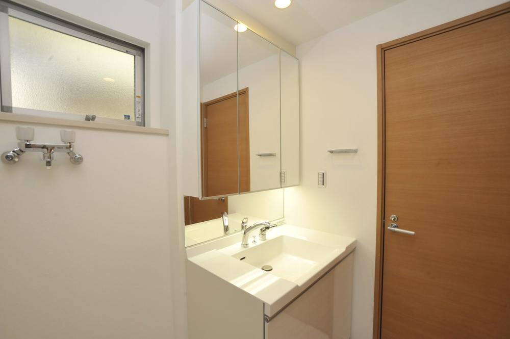 Wash basin, toilet. Indoor (September 2013) Shooting