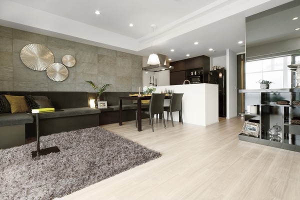 Creating a spacious living space of about 19.2 tatami and Akehanatsu the "Wall Door"