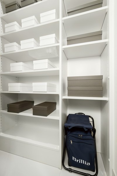 Directions to the model room (a word from the person in charge)