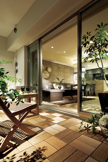 Living.  [balcony] Open feeling spread in the high ceiling height and Haisasshi. It is simply filled space in the "comfort" that can not be represented in the spec, It's here.