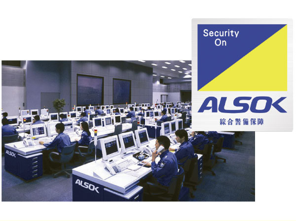 Security.  [Remote monitoring system to bring peace of mind to life] When you press the emergency button in the intercom dwelling unit, It will be reported automatically to the 24-hour remote monitoring center of the tie-up security company. Check the place that originated the abnormality monitoring center, It will support emergency dispatch personnel depending on the situation. (Conceptual diagram)