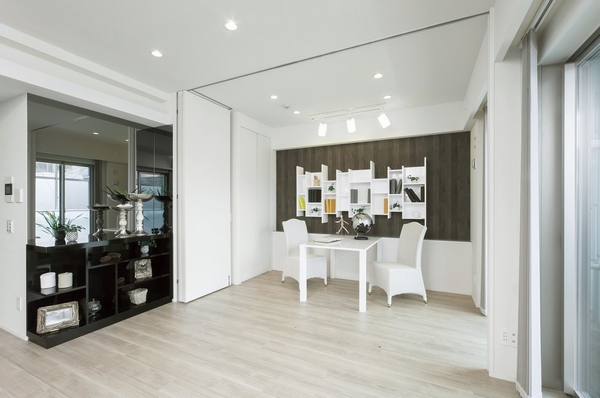 Building structure. Living with Akehanashi the "Wall Door" ・ dining