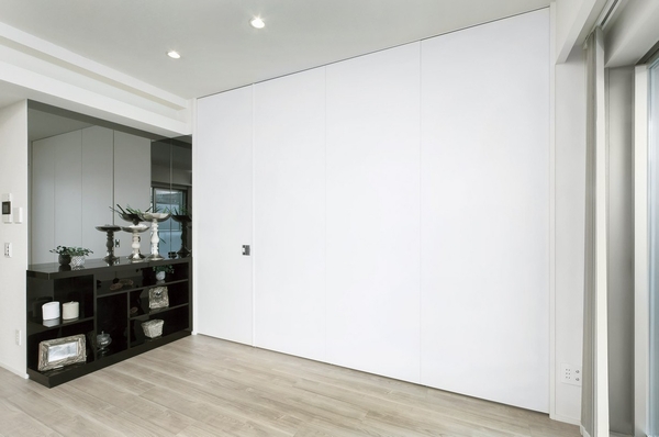 Building structure. Living closing the "Wall Door" ・ dining