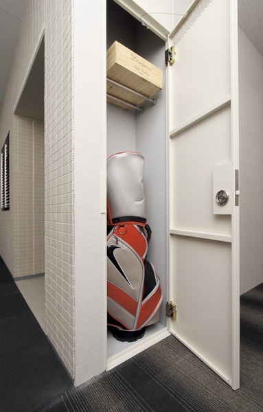 Building structure. "Trunk room" of large capacity that will help you to store, such as outdoor and sporting goods