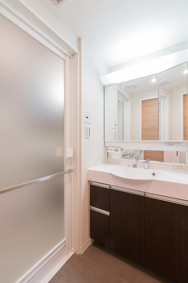 Wash basin, toilet. Noritsu made vanity, New replaced.