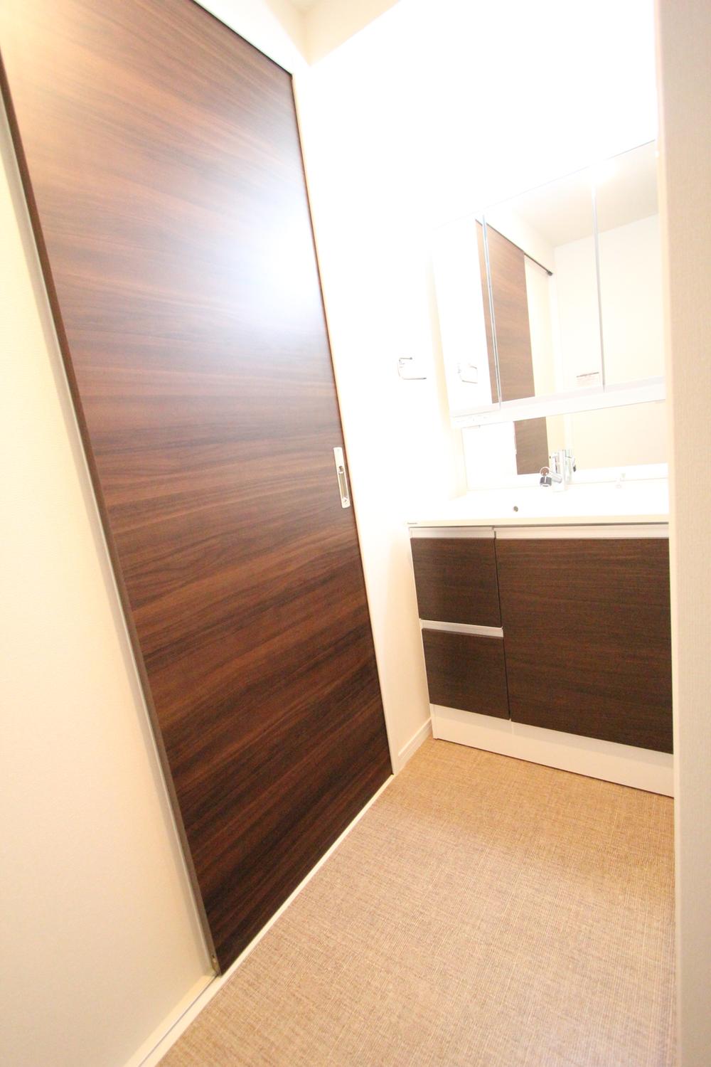 Wash basin, toilet. Interior