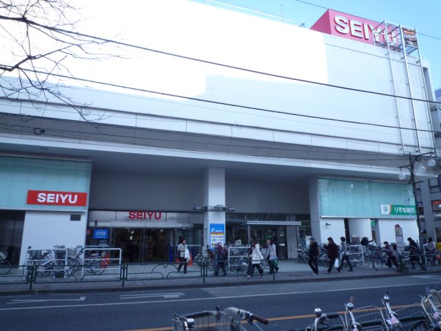 Supermarket. Seiyu to (super) 840m