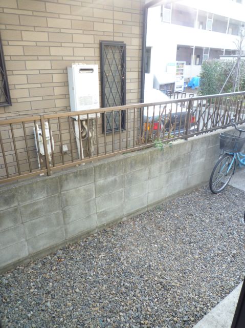 Balcony. Gravel is laid each other crime prevention surface also GOOD