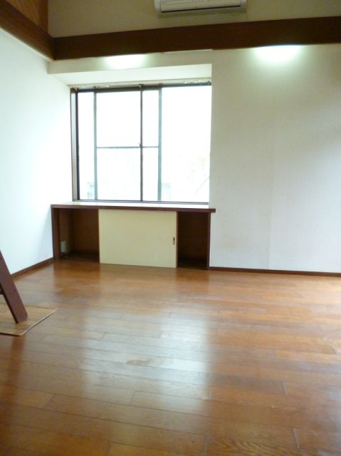 Living and room. With the popular bay window. There is storage space under the bay window.