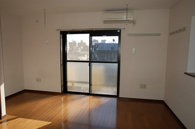 Living and room. Spacious 8.7 Pledge! !