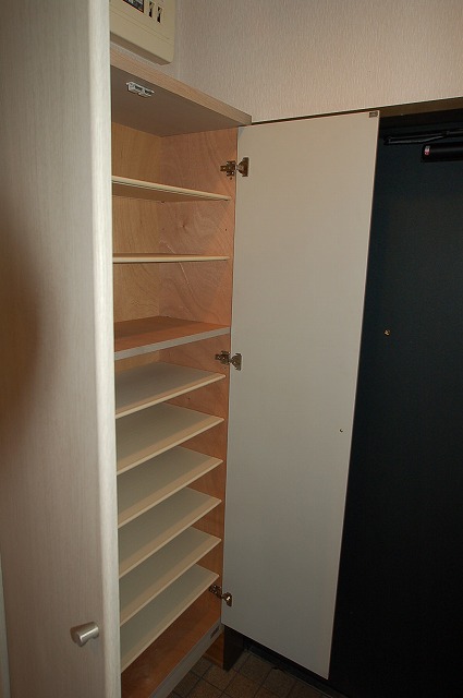 Entrance. Entrance is housed pat ☆