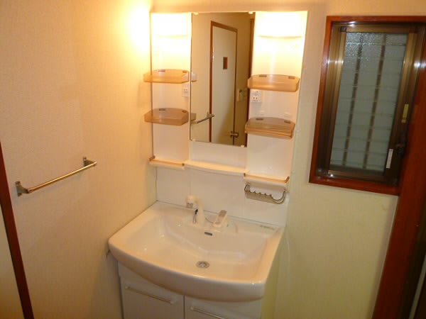 Washroom. There are large washbasin!