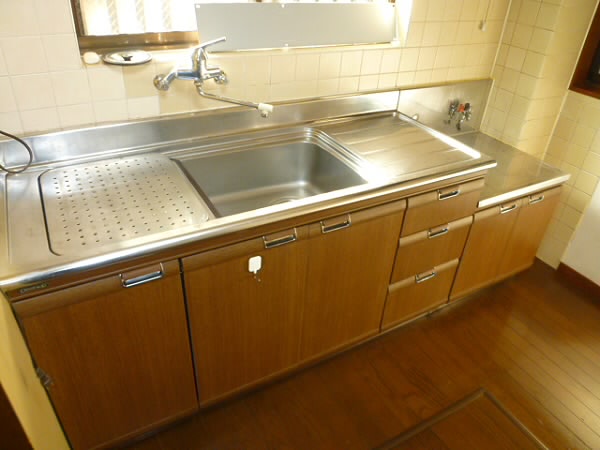 Kitchen. Gas is a two-neck support!