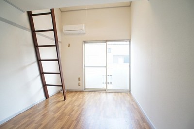 Living and room. Air-conditioned! All-season comfort ☆ 