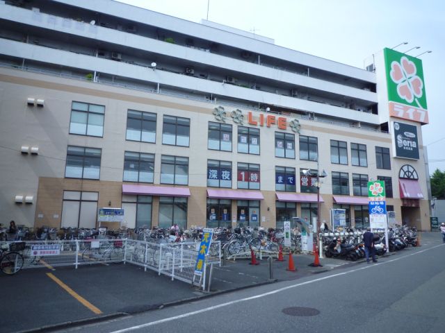 Shopping centre. 300m up to life (shopping center)