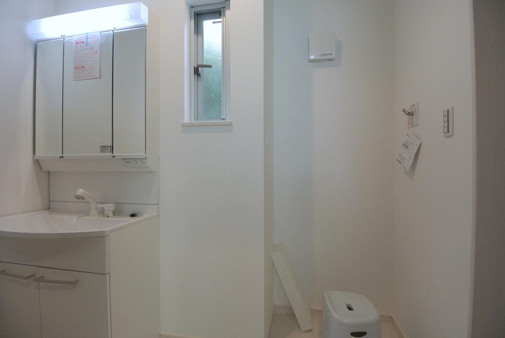 Wash basin, toilet. Selling local