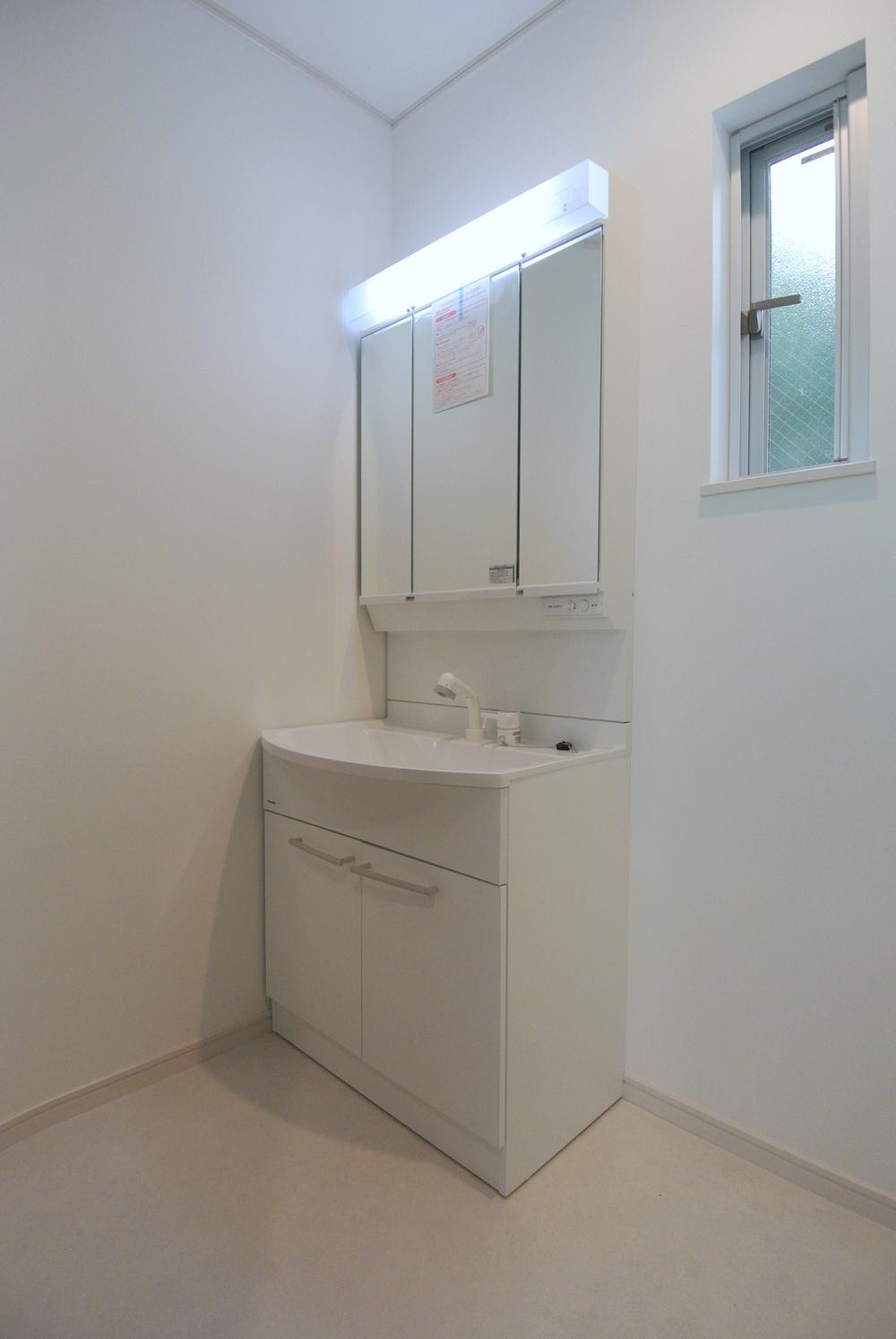 Wash basin, toilet. Selling local