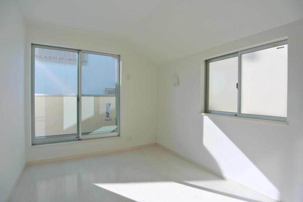 Non-living room. Selling local